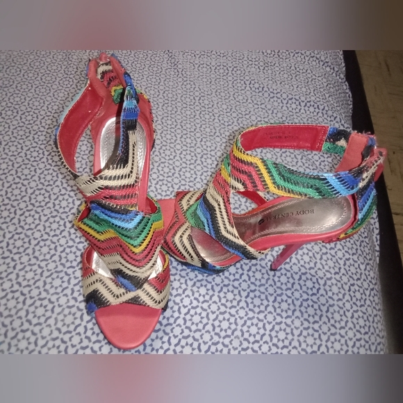 Super cute heels 👠 🥰 - Picture 2 of 8